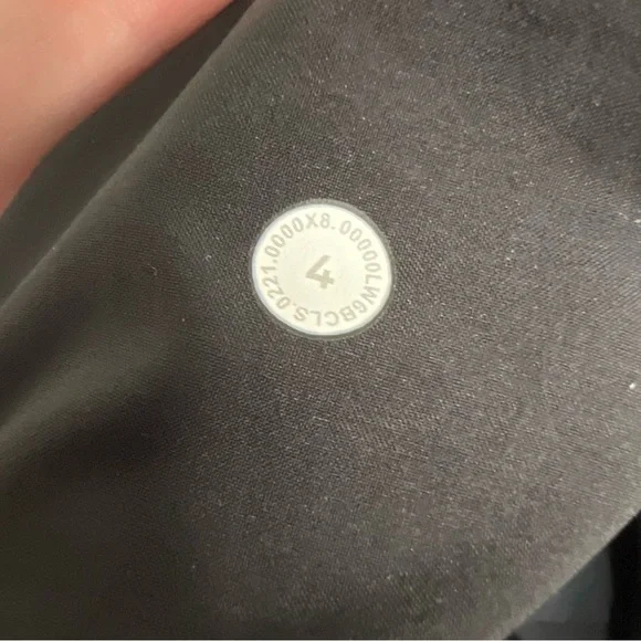 Lululemon Metropolis Maven High Rise Crop Size 4 Black Cargo Pant - Picture 12 of 12
